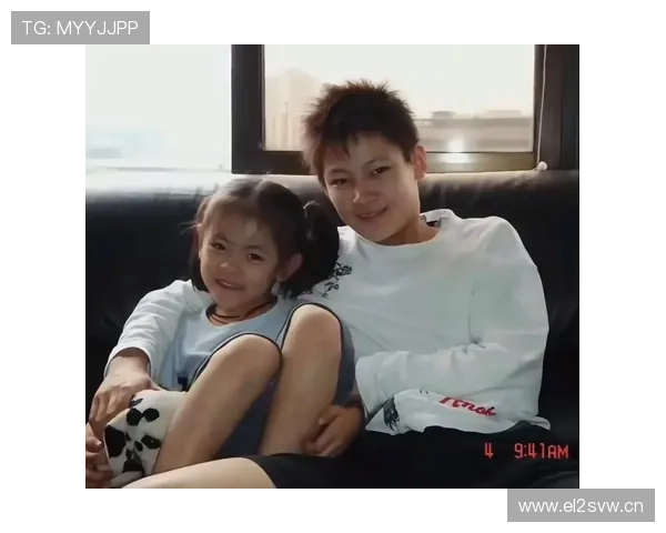 杨舒予家的冰箱里塞满蛋白粉，连饮料都按克称着喝